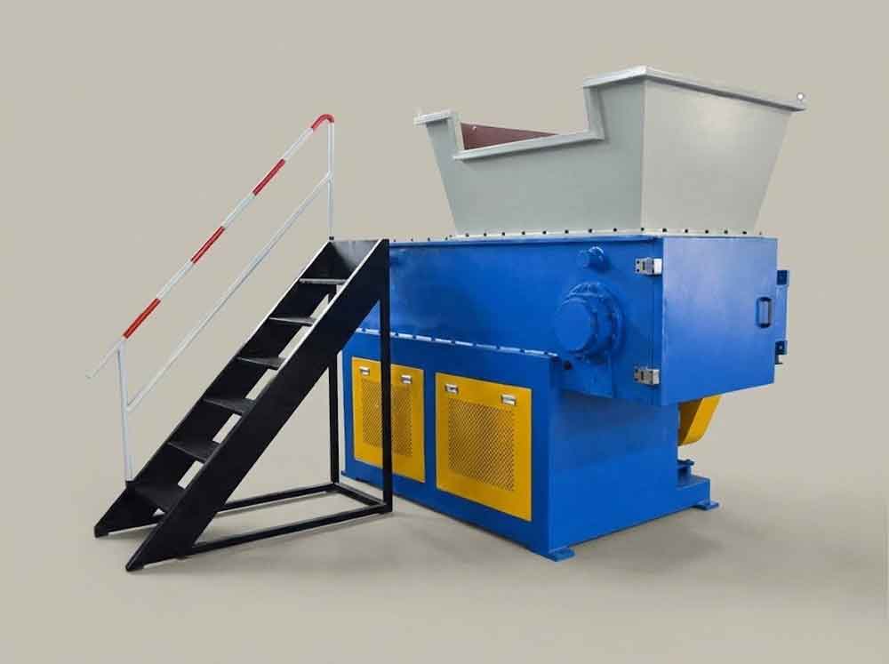 Single shaft shredder in operation